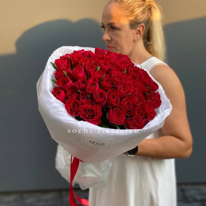 51 роза мадам ред в нежном оформлении в Дзержинске