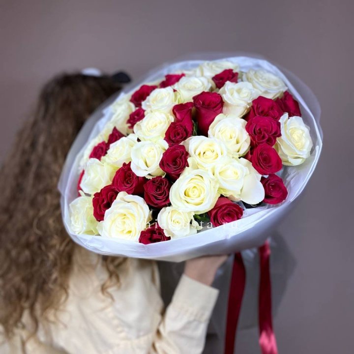 Букет из красных белых 45 роз в Дзержинске