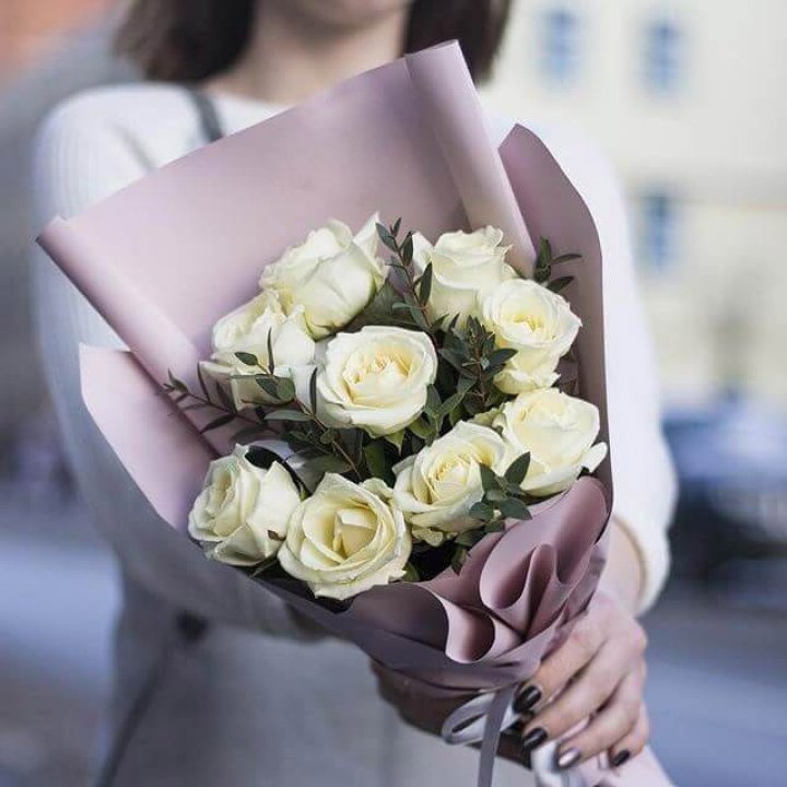 9 белых  роз "Минт" в Дзержинске