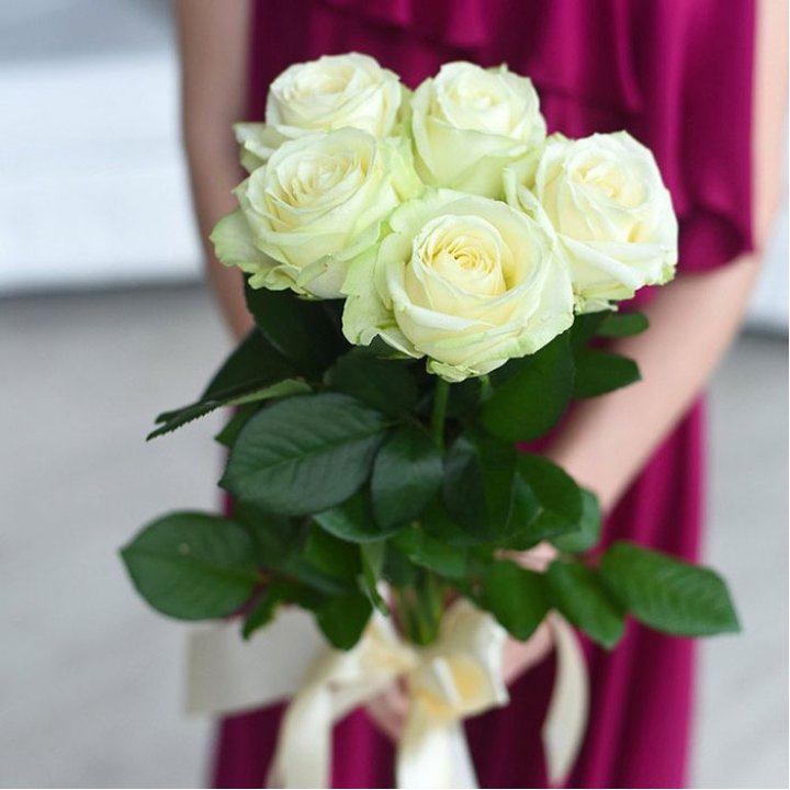 5 белых роз в Дзержинске