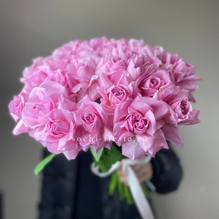25 розовых французских роз в Дзержинске