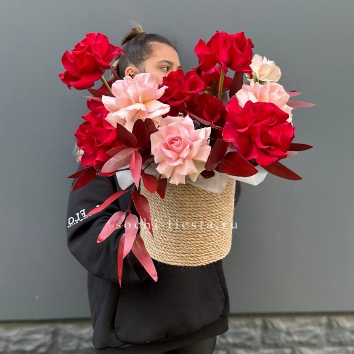 15 Французских роз в джутовом кашпо в Дзержинске