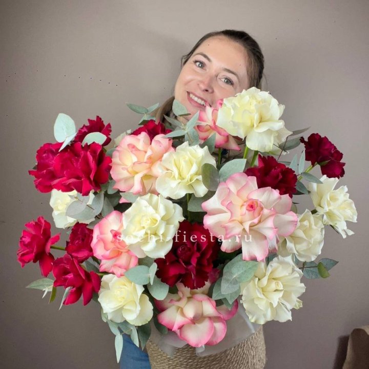 35 французских роз микс в джутовом боксе в Дзержинске