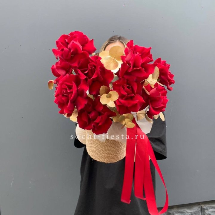 Красные французские розы в джутовом кашпо в Дзержинске