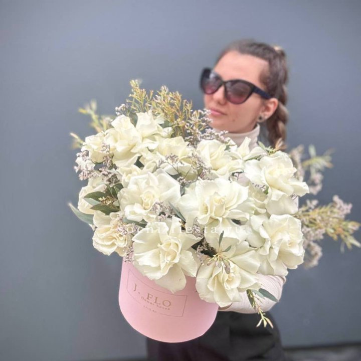 17 Французских белых роз в коробке Афина в Дзержинске