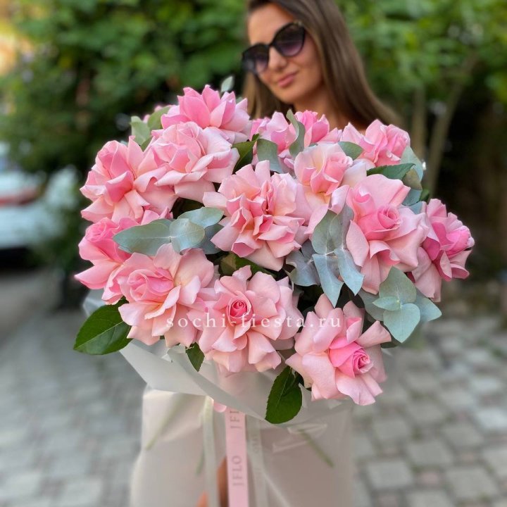 17 Розовых  французских роз в Дзержинске