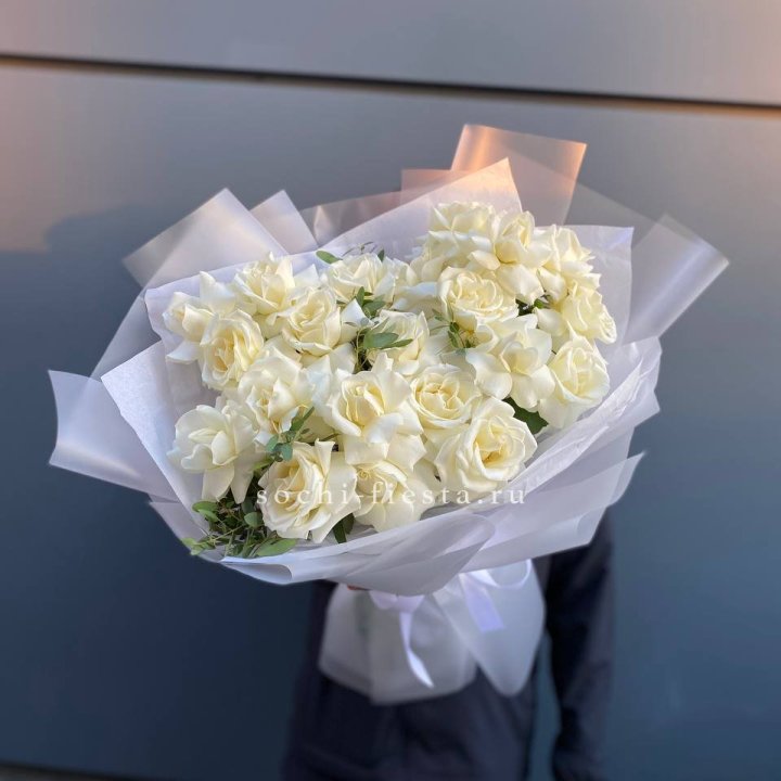 Пышный букет из белых роз в Дзержинске
