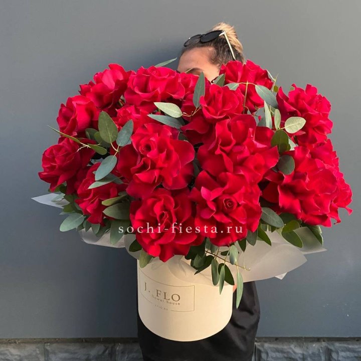 25 Французских красных роз в коробке в Дзержинске