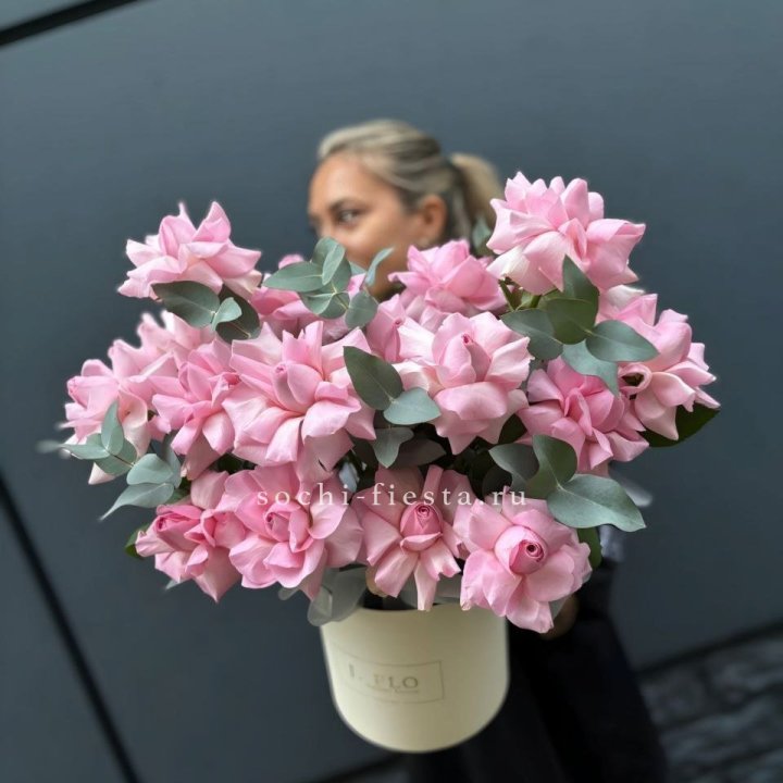 17 Розовых французских роз в боксе в Дзержинске