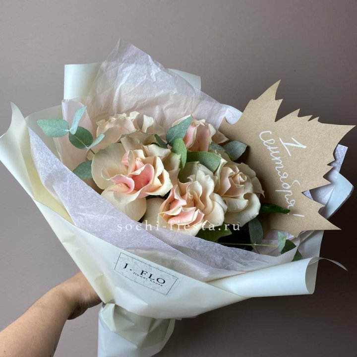 Букет кремовых роз к дню знаний в Дзержинске