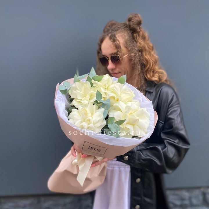 5 Белых французских роз в Дзержинске