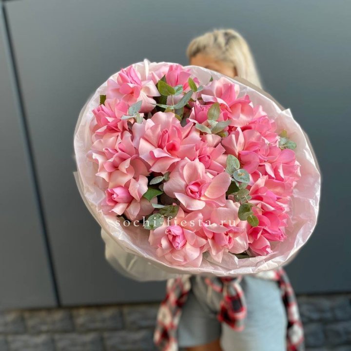 17 розовых роз в Дзержинске