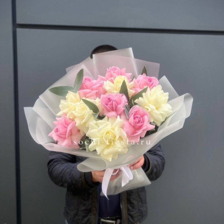 11 бело-розовых роз в Дзержинске