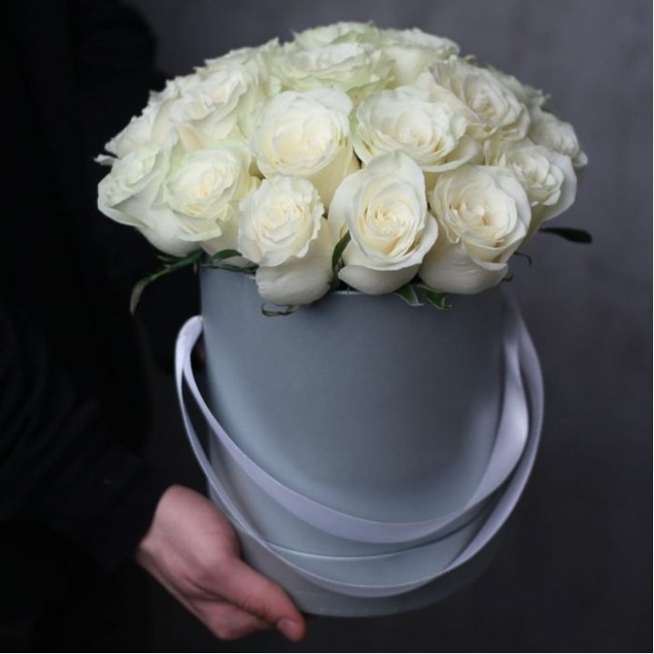 15 белых роз в цилиндре в Дзержинске