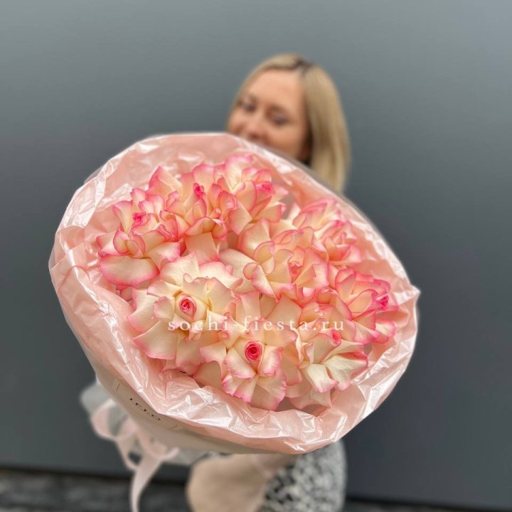 9 французских роз Джумилия в нежном оформлении в Дзержинске