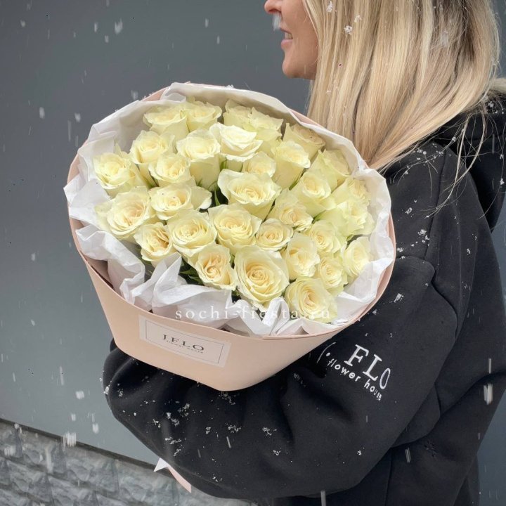 31 белая роза в оформлении в Дзержинске