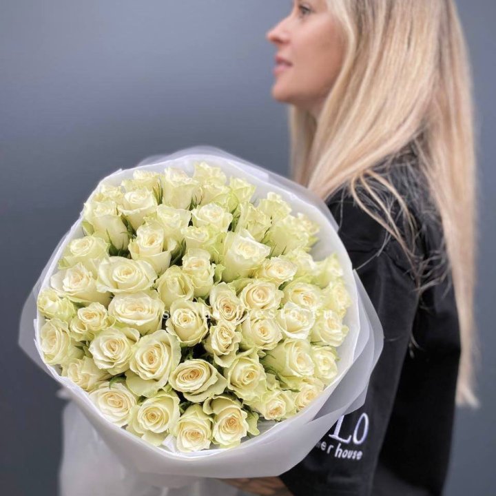Воздушный букет из 51 белой кенийской розы в Дзержинске