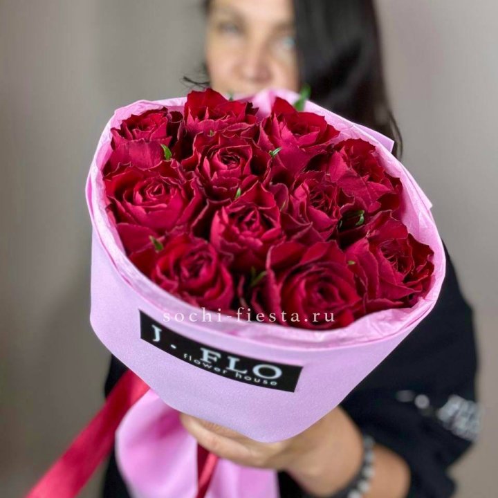 11 красных роз мадам ред в Дзержинске