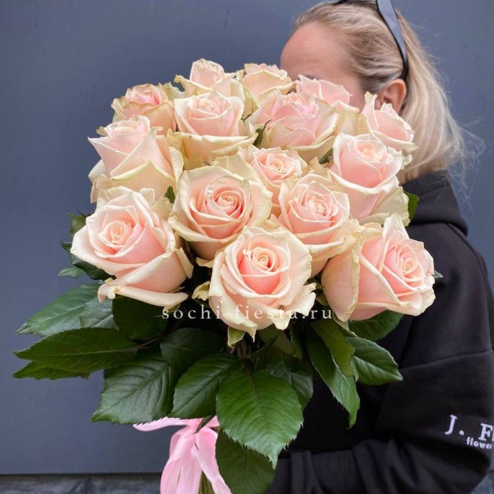 15  кремовых высоких роз в Дзержинске