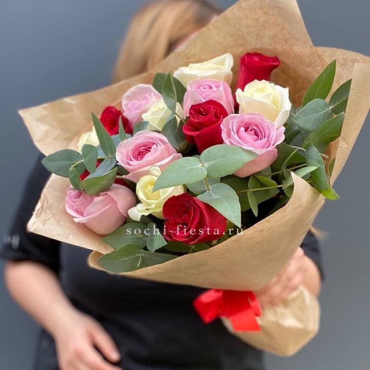 Букет из 15 роз с эвкалиптом в Дзержинске