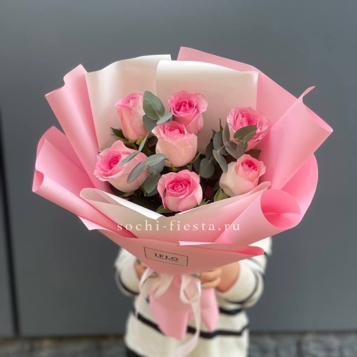 7 роз с эвкалиптом в Дзержинске