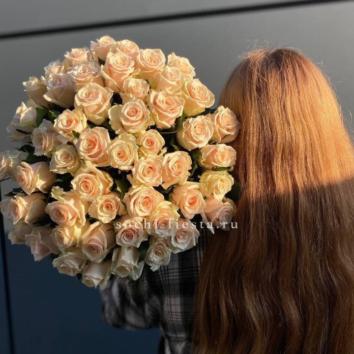 Охапка кремовых роз в Дзержинске