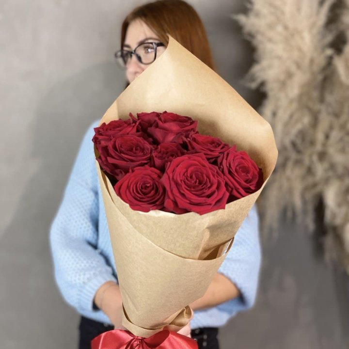 9 красных роз в крафте в Дзержинске