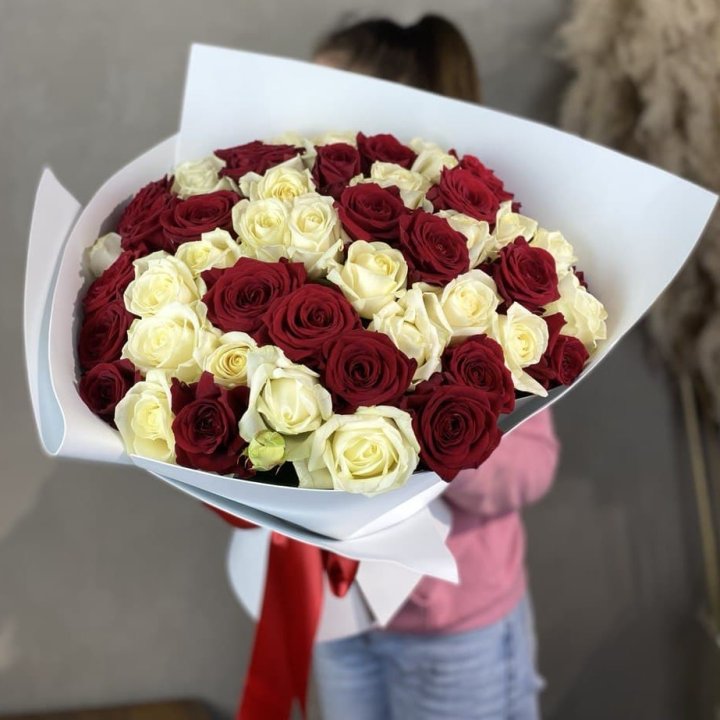 51 красная и белая роза в Дзержинске
