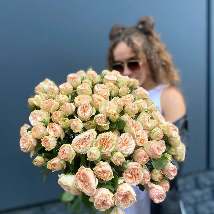 25 пионовидных роз в Дзержинске