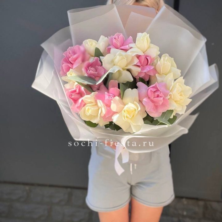15 бело-розовых роз в Дзержинске