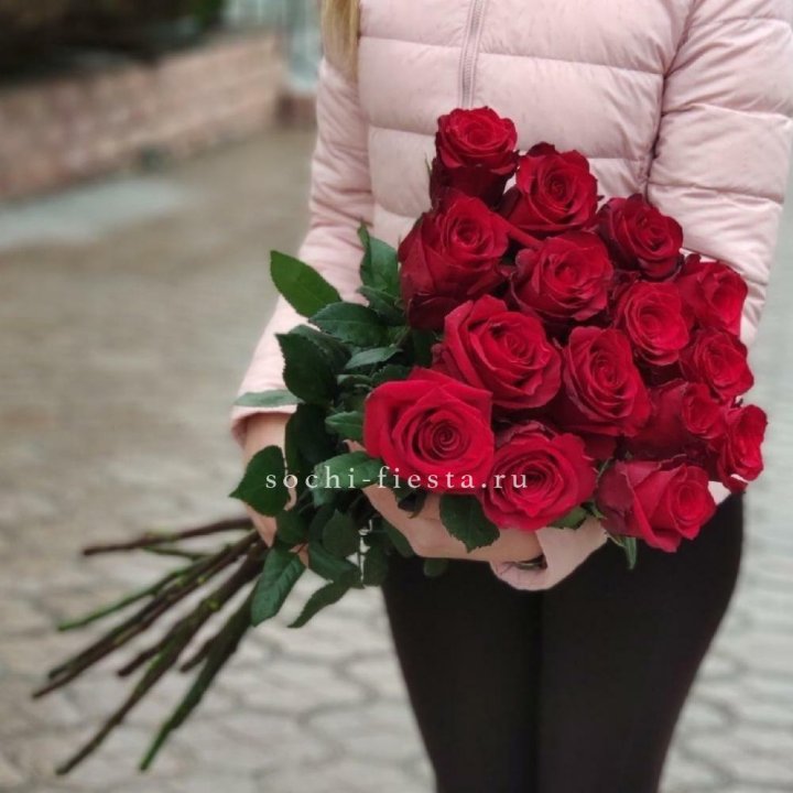 15 высоких красных роз в Дзержинске