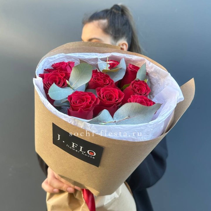 9 роз с эвкалиптом в Дзержинске