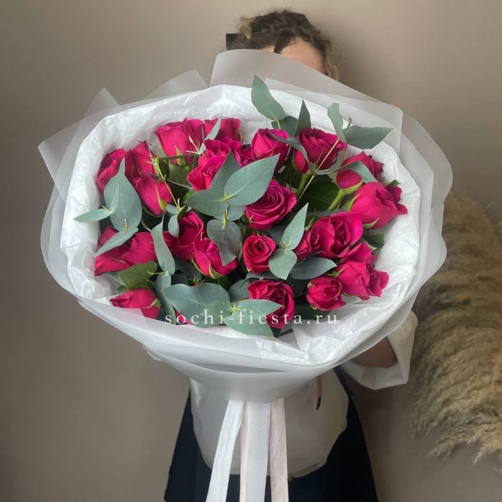 25 малиновых роз с эвкалиптом в Дзержинске