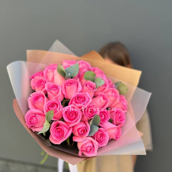 31 розовая роза с эвкалиптом в Дзержинске