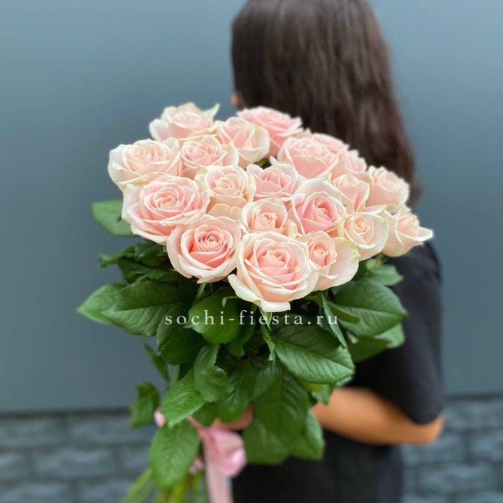 Высокие розовые розы в Дзержинске