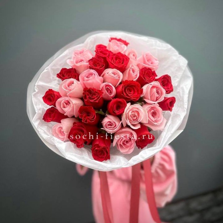 Букет красных и розовых 35 роз в Дзержинске