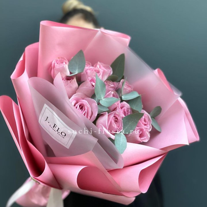15 Розовых роз с эвкалиптом в Дзержинске