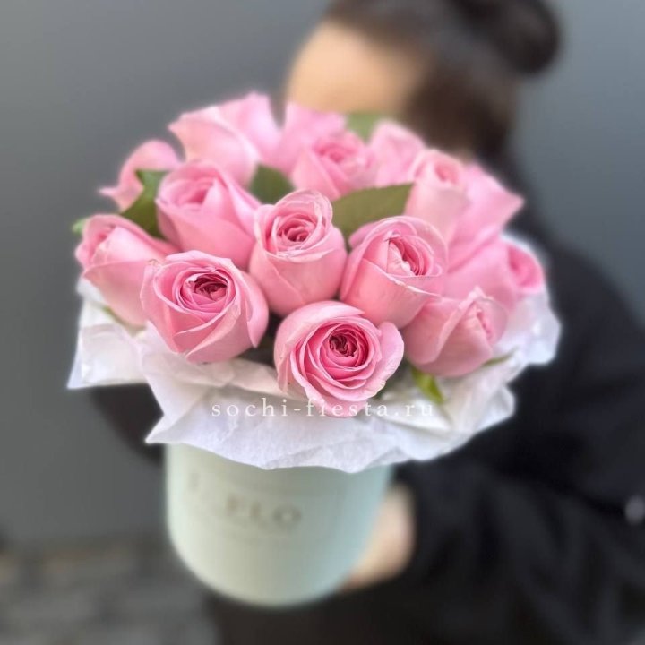 17 розовых роз в цилиндре в Дзержинске