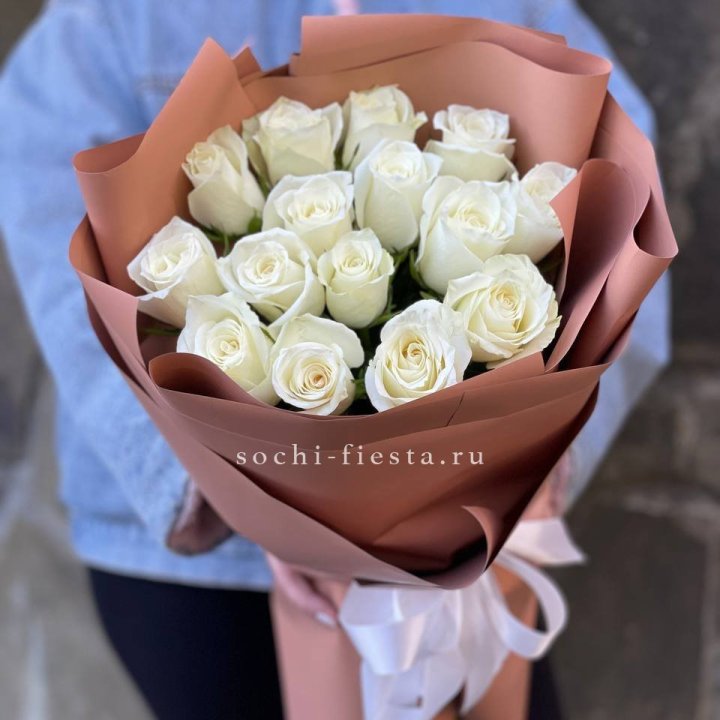 15 белых роз сиена в Дзержинске