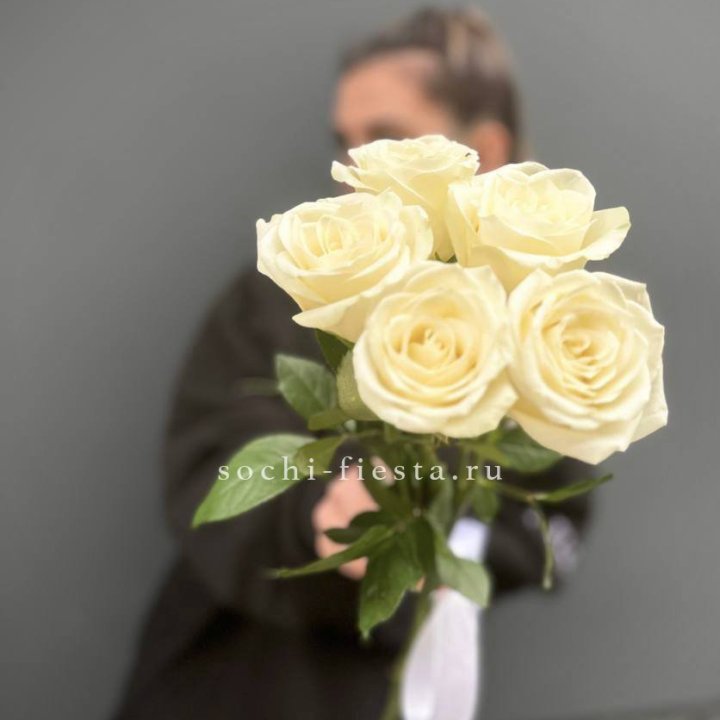 Букет 5 белых роз  в Дзержинске