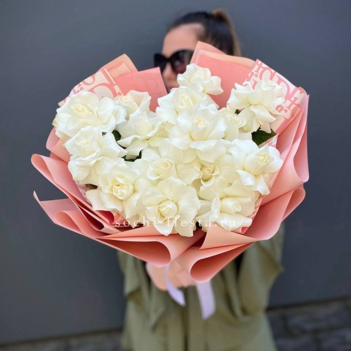 Белые розы "Аморе" в Дзержинске