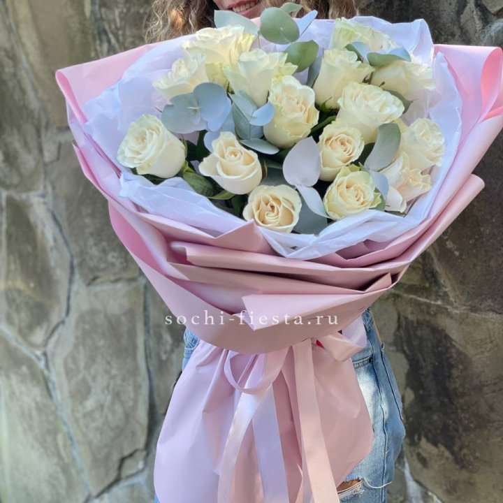 Белые розы в авторском оформлении в Дзержинске