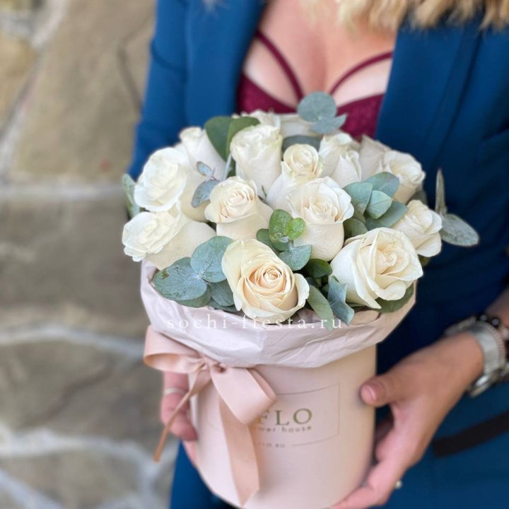 Цилиндр из белых роз в Дзержинске