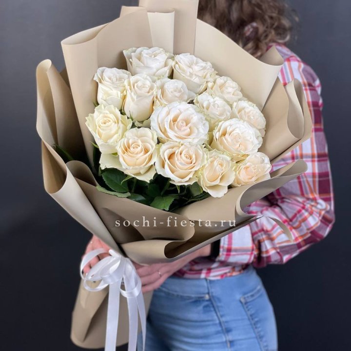 15 белых роз кофе в Дзержинске