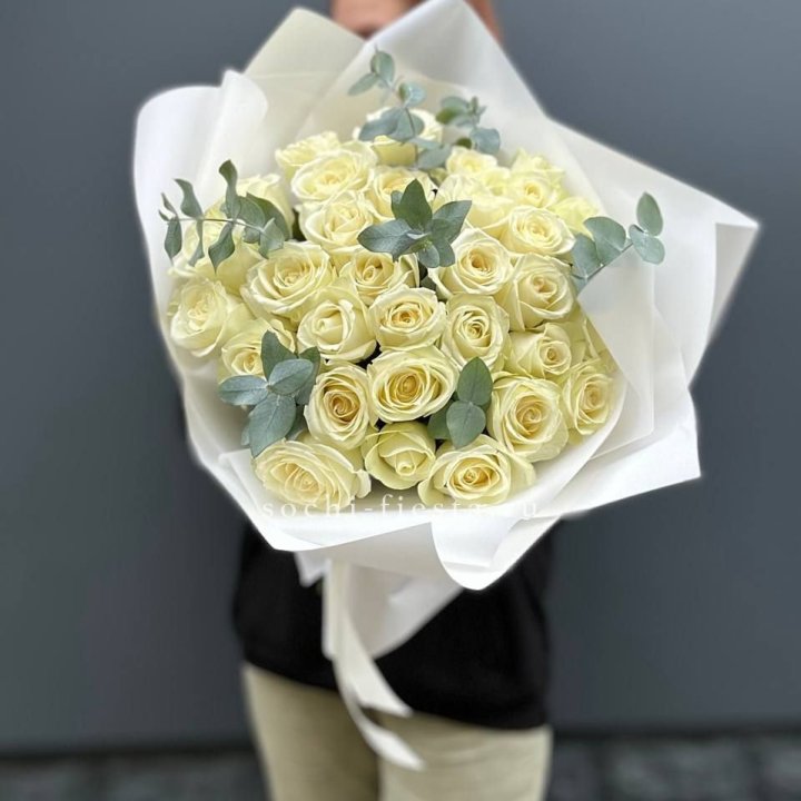 31 белая роза с эвкалиптом в Дзержинске