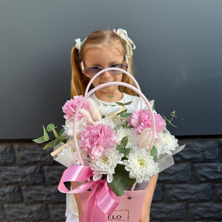 Сумочка из стойких хризантем и диантуса в Дзержинске