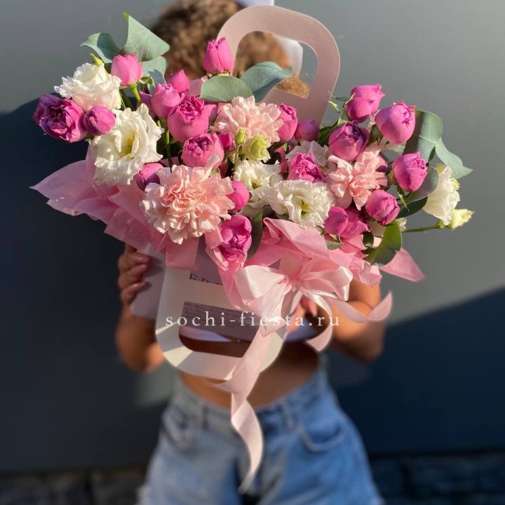 Сумочка с кустовой розой и диантусами в Дзержинске