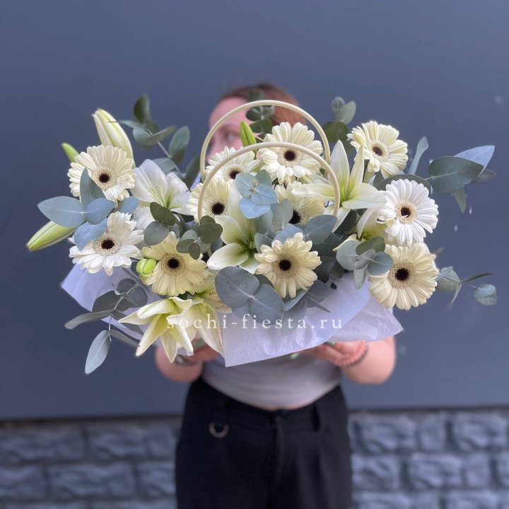Сумочка лилии и герберы в Дзержинске